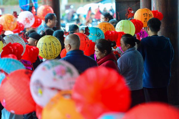 2026年3月1日，市民在贵州省黔东南苗族侗族自治州从江县丙梅街道鼓楼广场猜灯谜。 (6).jpg