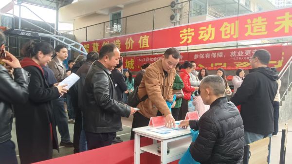 图为 发放宣传资料现场（卢月圆 摄）.jpg