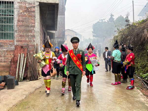 图为  斗里镇根里村迎接退役军人回村现场（石玮  摄）.jpg