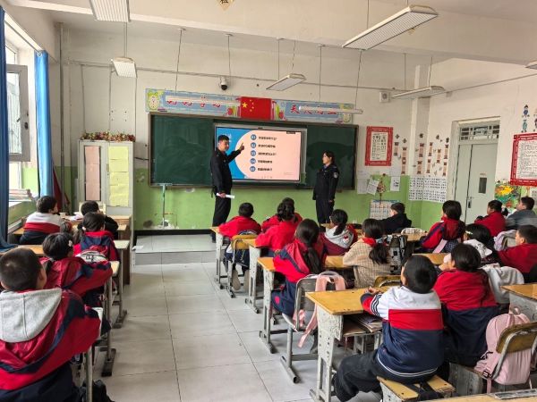塔里木乡派出所开展“开学安全第一课”专题活动 ，现场民警针对校园安全等主题开展宣传.jpg