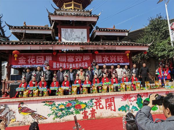 图为  贯洞镇腊水村姑妈回娘家开展集中慰问现役军人家属和退役军人合影现场（陆远海  摄）.jpg