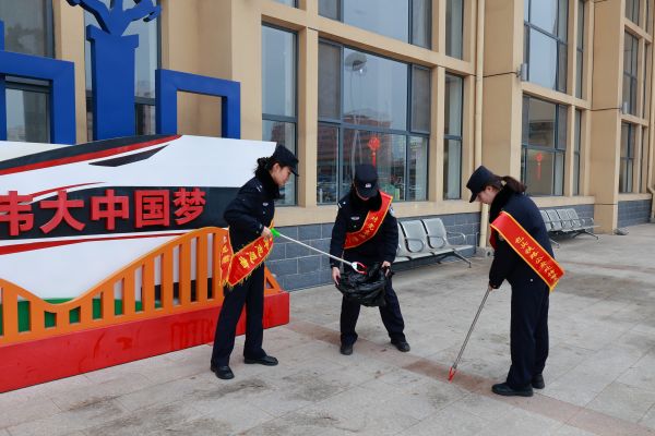 民警在站区进行卫生清扫—摄影崔杰.JPG