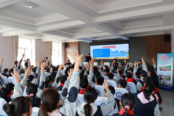 包头东站派出所民警以互动问答形式开展铁路安全法治宣传，学生们踊跃举手参与。—摄影崔杰.JPG