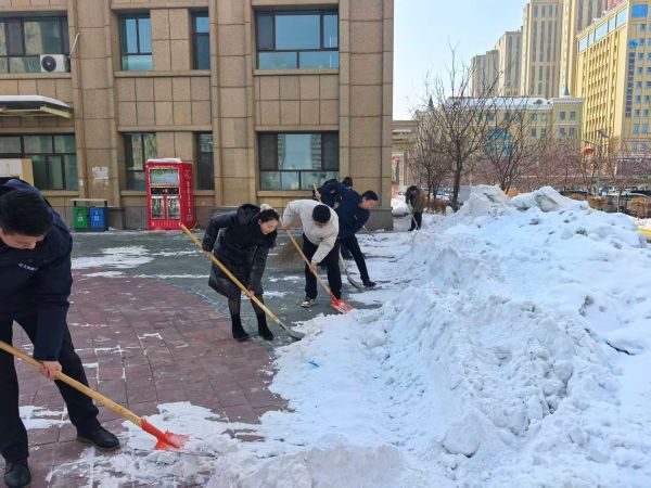 学雷锋精神 绘社区新颜——天筑集团正祥公司学雷锋志愿者服务活动2.jpg