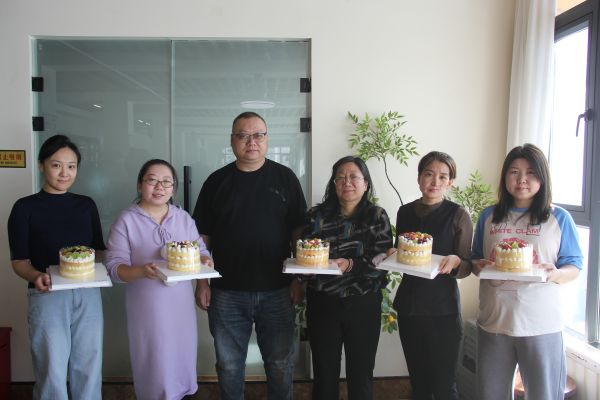 巾帼绽芳华 烘焙暖人心——天筑润天公司开展庆“三八”DIY蛋糕制作活动1.JPG