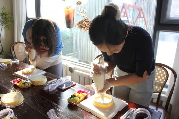 巾帼绽芳华 烘焙暖人心——天筑润天公司开展庆“三八”DIY蛋糕制作活动2.JPG