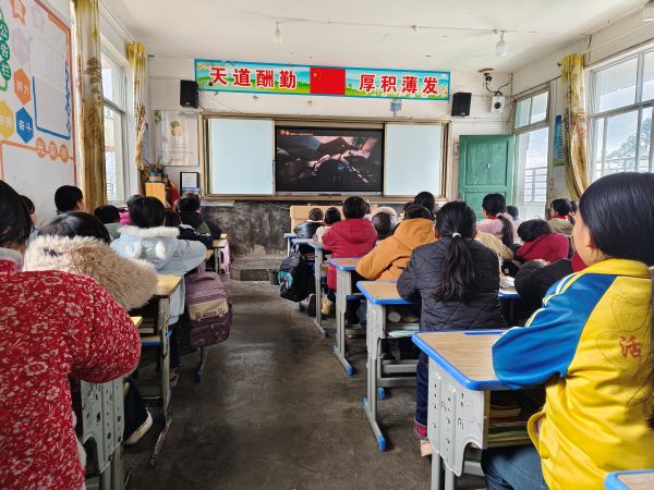 图为  加勉乡中心小学组织学生观看现场（赖银美  摄）.jpg