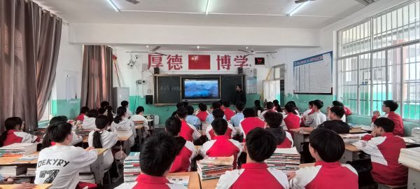 图为 县第二民族高级中学组织学生观看现场（陆远翔 摄）.jpg