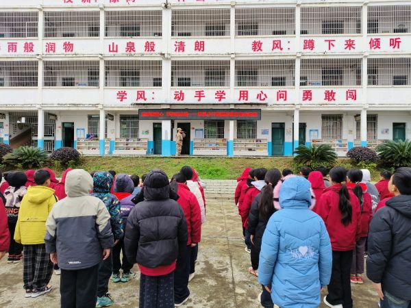 图为  退役军人讲解示范动作要领现场（何玉简  摄）.jpg