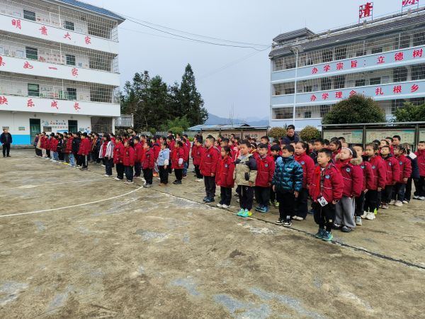 图为 学生认真模仿现场（何玉简 摄）.jpg