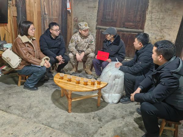 图为  县人武部政委邓元法带队在斗里镇慰问现场（潘文军  摄）.jpg