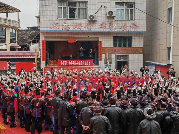 图为 贯洞镇腊水村姑妈回娘家集中与军人军属唱红歌现场（陆远海 摄）.jpg