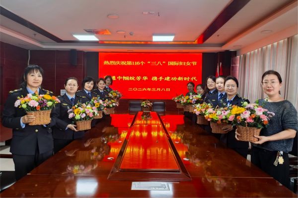 伊犁执法支队组织女职工插花活动.jpg