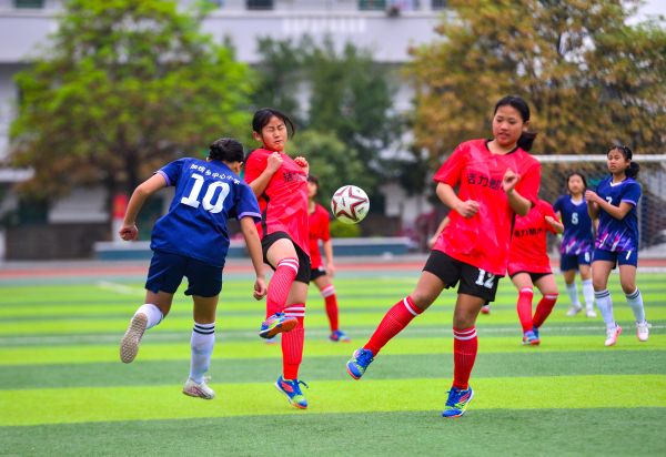 2026年3月7日，学生在贵州省从江县城关第四小学参加“校超”足球比赛。 (7).jpg