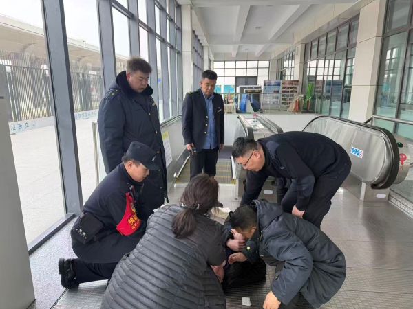 乌海站派出所执勤民警与车站工作人员合力救助突发癫痫的旅客.jpg