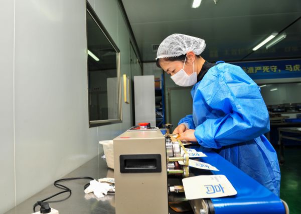 2026年3月11日，工人在贵州省黔东南苗族侗族自治州从江县一家医药科技企业生产车间赶制订单产品。 (19).jpg