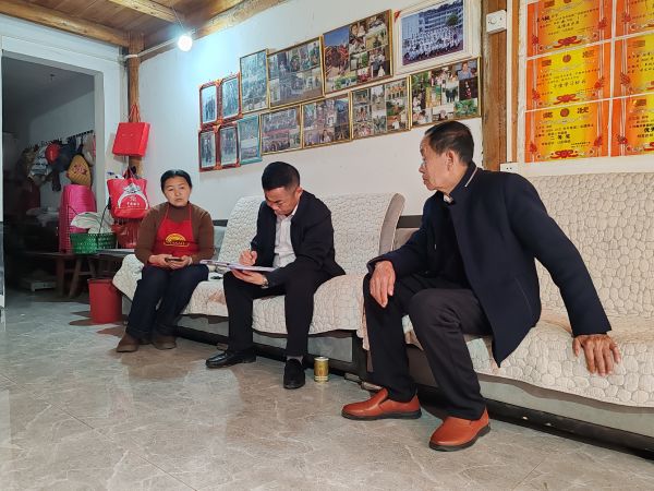 图为  党组成员、副局长陈家利走访座谈现场（唐健  摄）.jpg