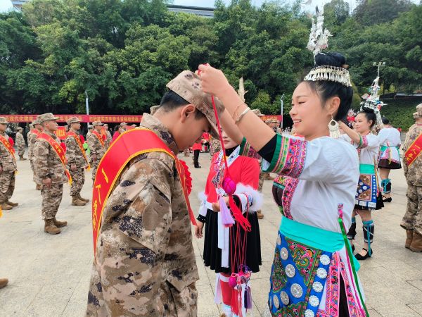 图为   当地妇女代表为新兵赠送纪念品现场（鲁畅  摄）.jpg