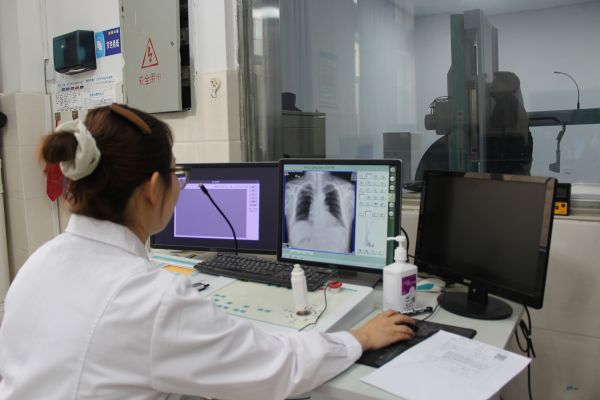 03191773912546107084.jpg 图为十二团医院结合第31个世界防治结核病日,为重点人群开展结核病筛查。.JPG