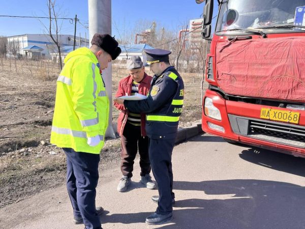 03201774012628799198.jpg 图一、开展路警联合治超工作.jpg