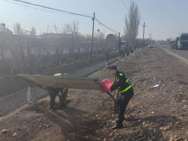 03201774012633664895.jpg 图二、开展辖区路域环境整治工作.jpg