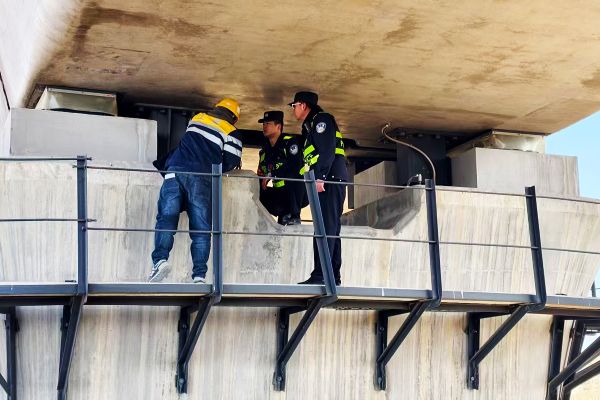 03201774017030702470.jpg 乌海站派出所民警在重点部位开展检查.jpg