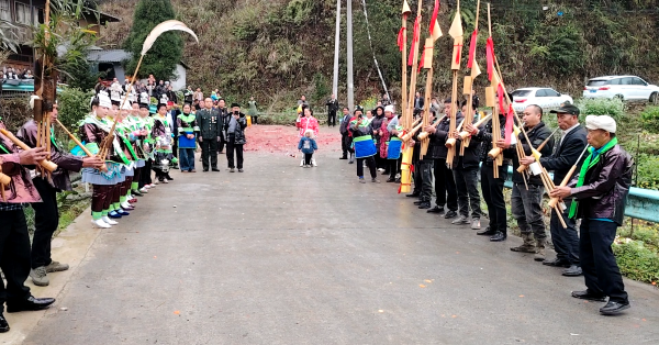 图为  苗族同胞以隆重传统礼仪迎接喜报（邓雪聪  摄）.png