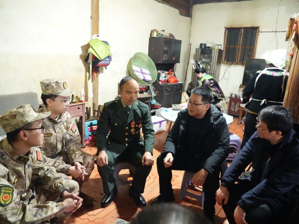 图为 座谈现场（邓雪聪 摄）.jpg