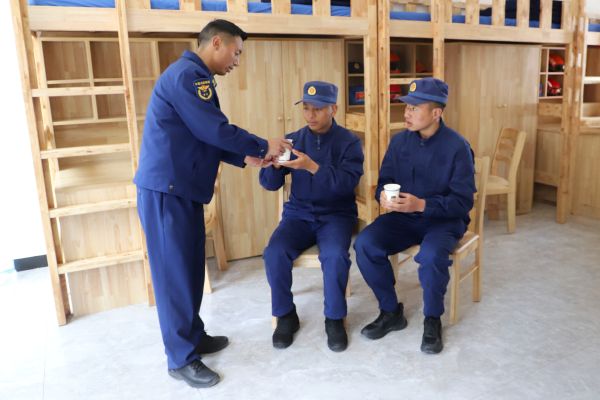 班长为新消防员送上温水.jpg