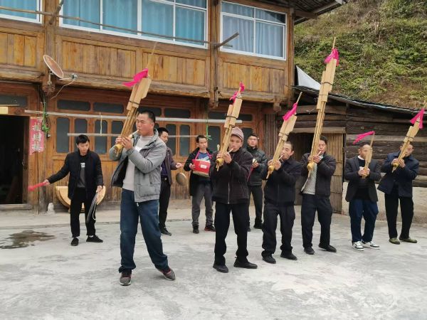 图为  敲锣打鼓吹芦笙现场（吴奇 摄）.jpg