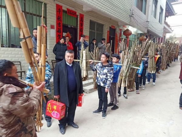 图为 挑柴慰问队伍（吴奇 摄）.jpg