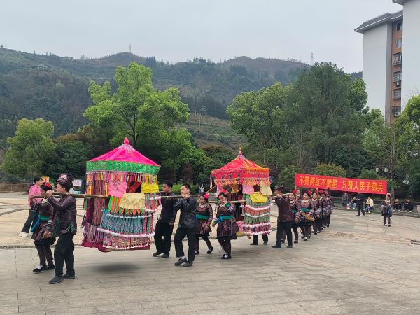 图为  贵州省从江县北上鼓楼广场，侗族同胞用轿子抬退役军人巡游现场（鲁畅  摄）.jpg