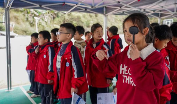2026年3月26日，在贵州省从江县城关第四小学， 学生在进行视力检测。 (4).jpg