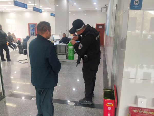 03301774867232420616.jpg 民警对辖区灭火器开展安全检查.jpg