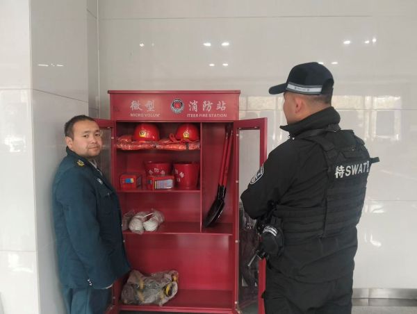 03301774867237147546.jpg 民警对辖区消防柜装备检查.jpg