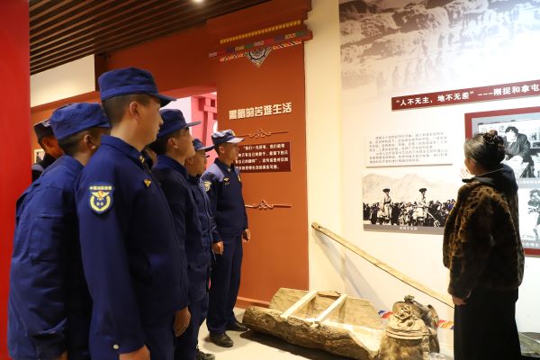 03301774869152999565.jpg 图为消防员认真聆听解说.JPG