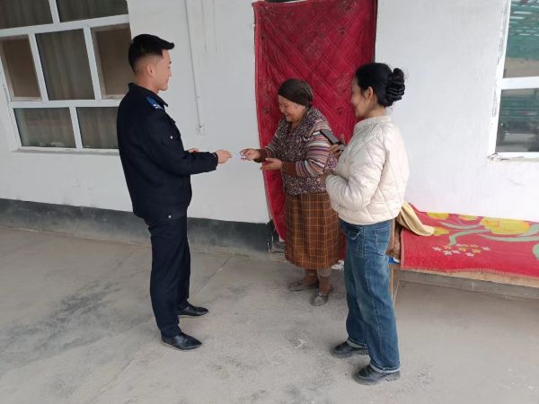 红旗镇派出所民辅警开展上门送证服务 .jpg