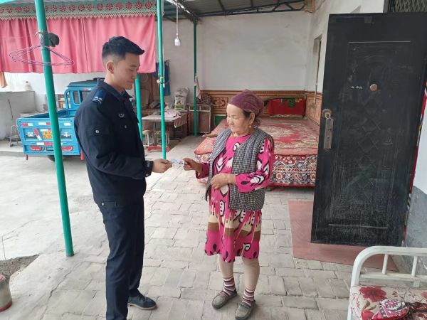 红旗镇派出所民辅上门为辖区老年群众送证服务.jpg