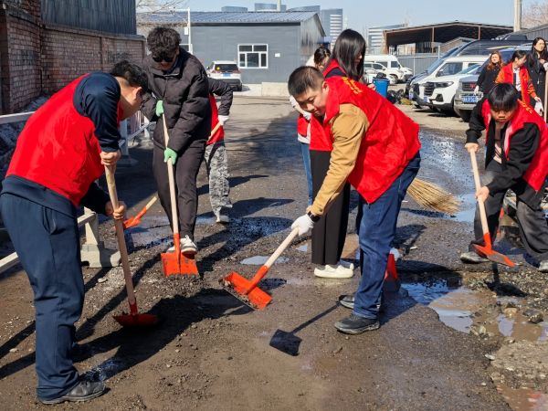 志愿者们在填补道路坑洼-金雯晴摄.jpg