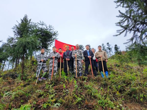 图为  合影留念现场（何玉简  摄）.jpg