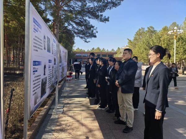 兵团市政轨道交通集团第六事业部职工参观烈士事迹展板-金雯晴摄 (2).jpg