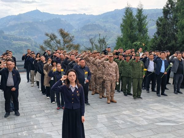 04021775133204279309.jpg 图为 重温入党誓词(鲁畅 摄).jpg