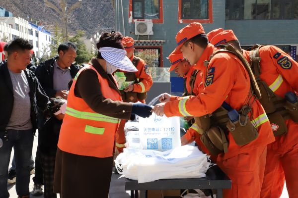 1 发放宣传物品.JPG