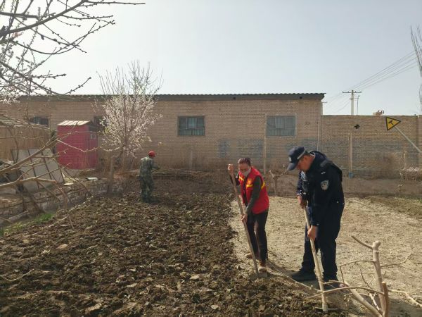 民警帮助辖区残疾老人耕地.jpg