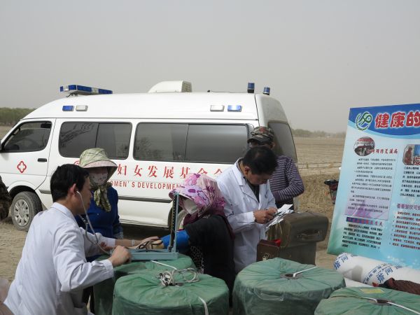 图为十二团医院家庭医生服务团队走进团场连队春耕春播田间地头，树立和践行正确政绩观，为春耕生产一线的职工群众送健康服务。.jpg