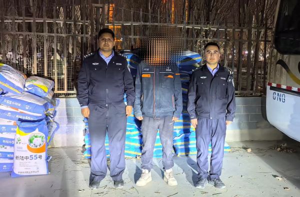 04091775728734392582.jpg 经侦民警梳理证据、核查伊某资产及资金流向.jpg