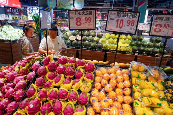 2026年4月10日，顾客在贵州省黔东南苗族侗族自治州从江县一家超市选购水果。 (3).jpg