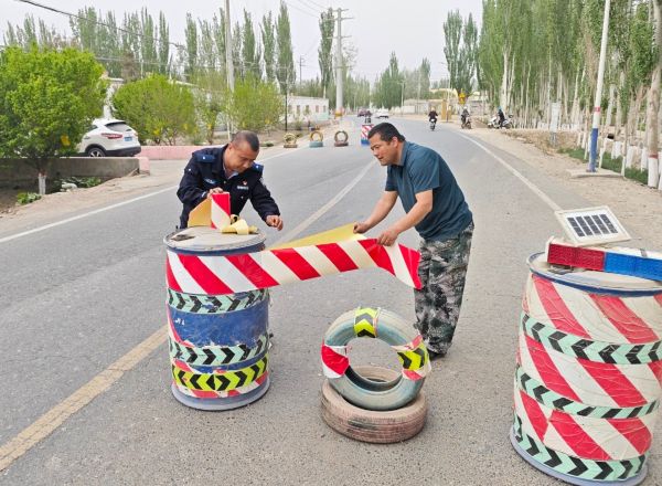 警务人员联合村委会维护路障画面.jpg