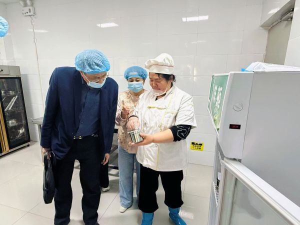 04141776161551375585.jpg 图1:检查组在五团幼儿园食品留样区进行监督检查.jpg