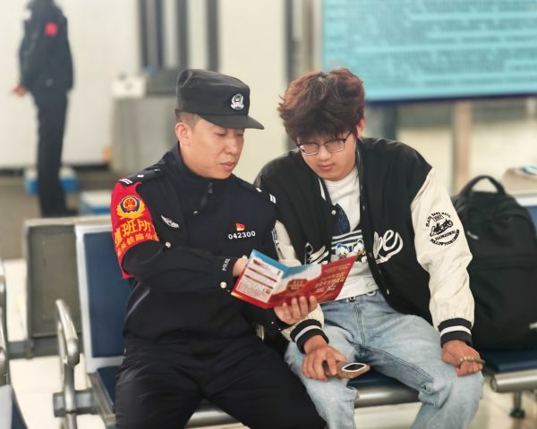 萨拉齐站派出所民警在候车室对旅客进行宣传.jpg
